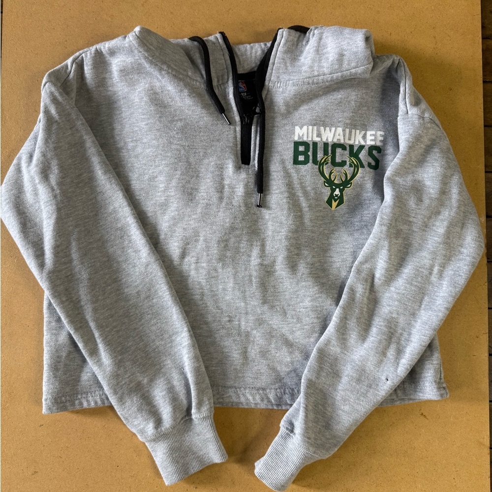 Milwaukee Bucks Gray Quarter-Zip  Cropped Sweatshirt -M
